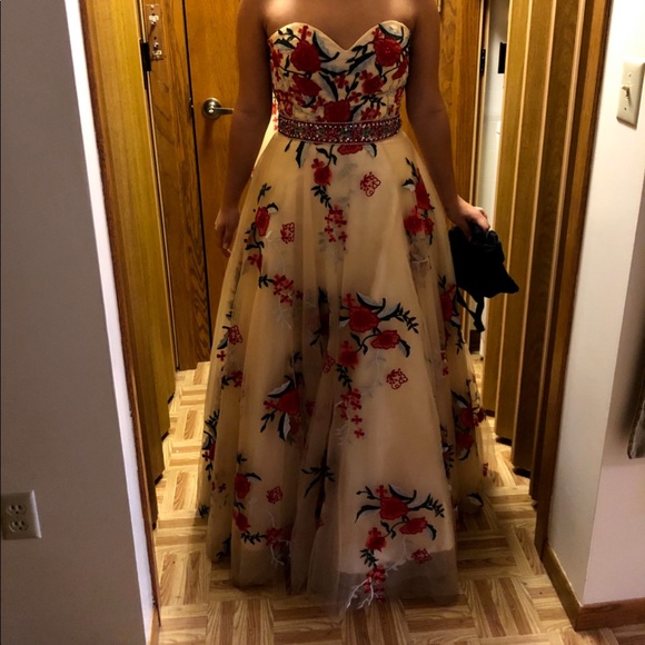 Beautiful long strapless yellow and red ball gown - Picture 3 of 3